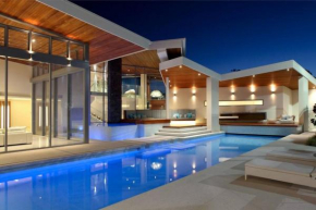 Racquet Retreat by Noosa Secret Destinations- Short Walk to Hastings Street